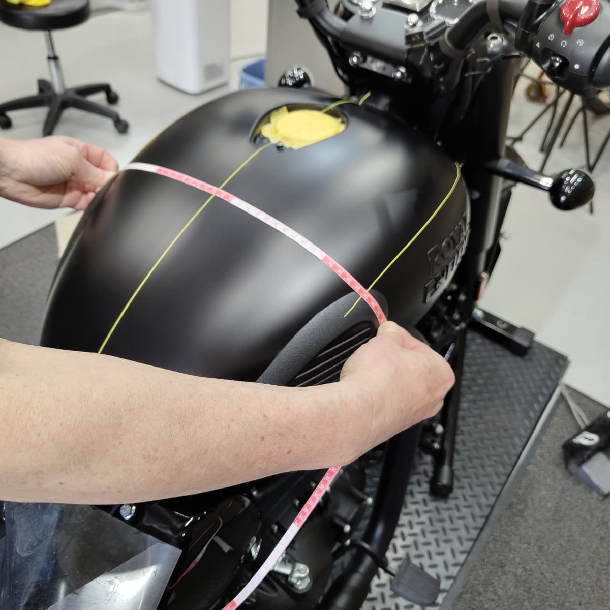 ROYAL ENFIELD CLASSIC 350のタンクのPPF施工（ペイントプロテクションフィルム施工）のために計測している様子
