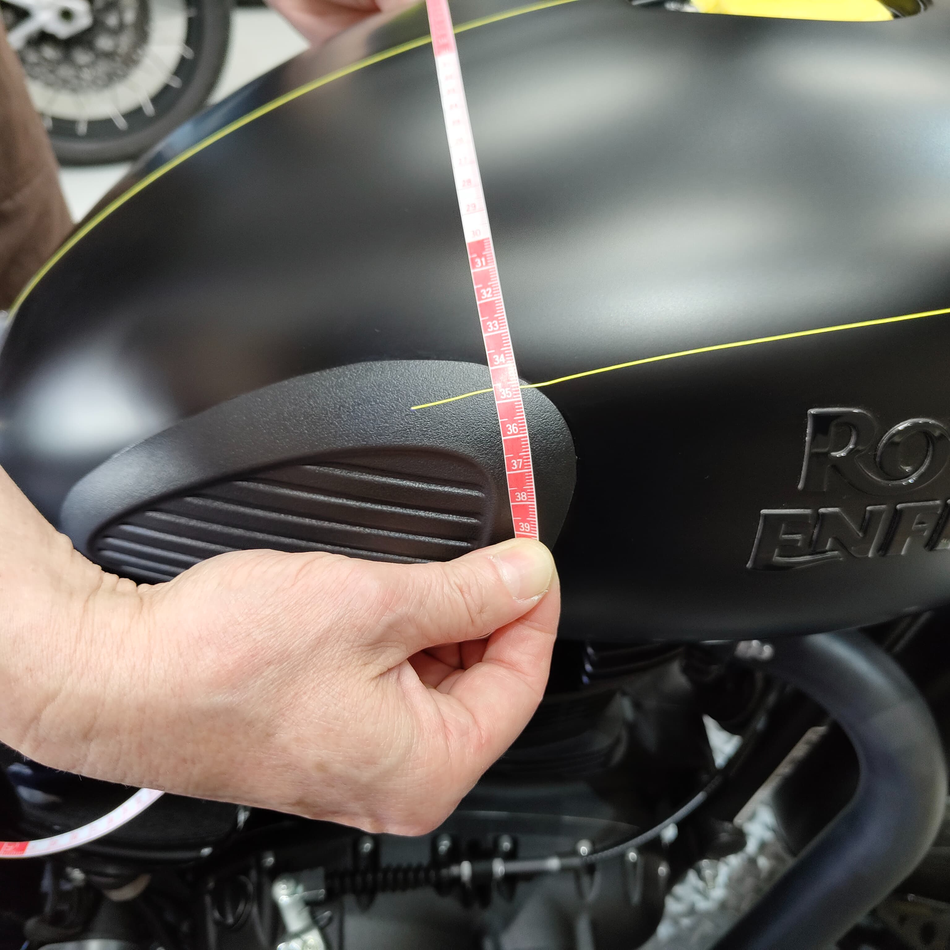 ROYAL ENFIELD CLASSIC 350のタンクのPPF施工（ペイントプロテクションフィルム施工）のために計測している様子