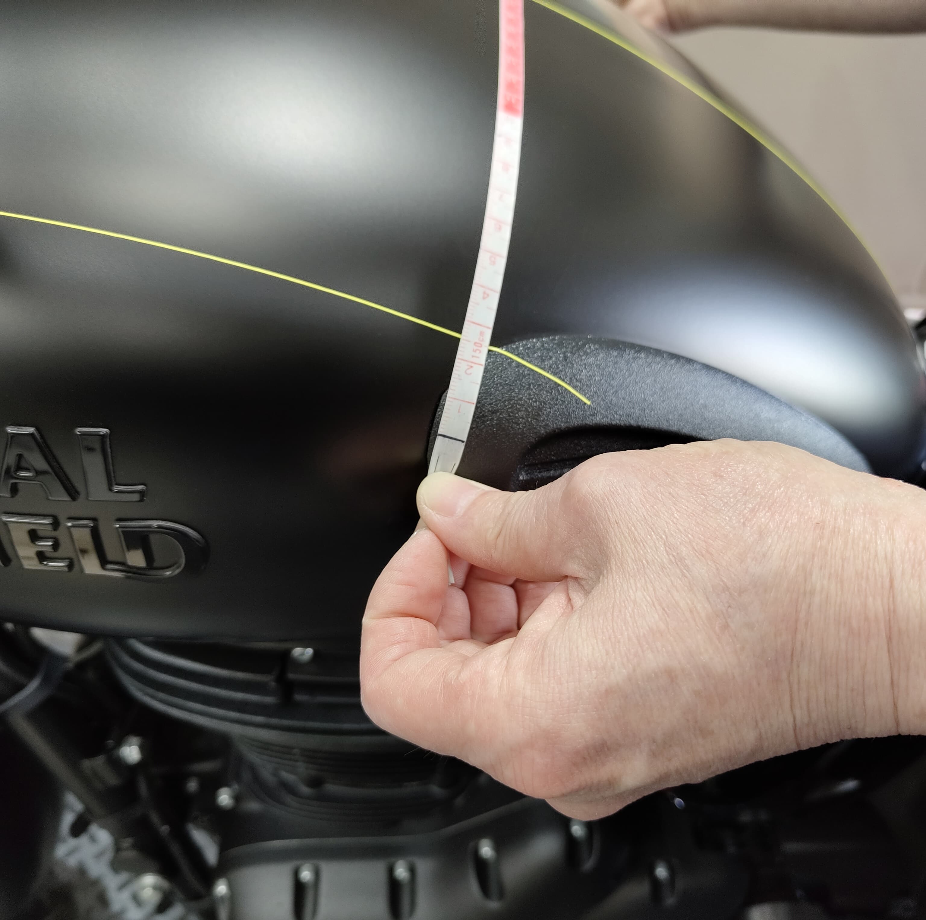 ROYAL ENFIELD CLASSIC 350のタンクのPPF施工（ペイントプロテクションフィルム施工）のために計測している様子