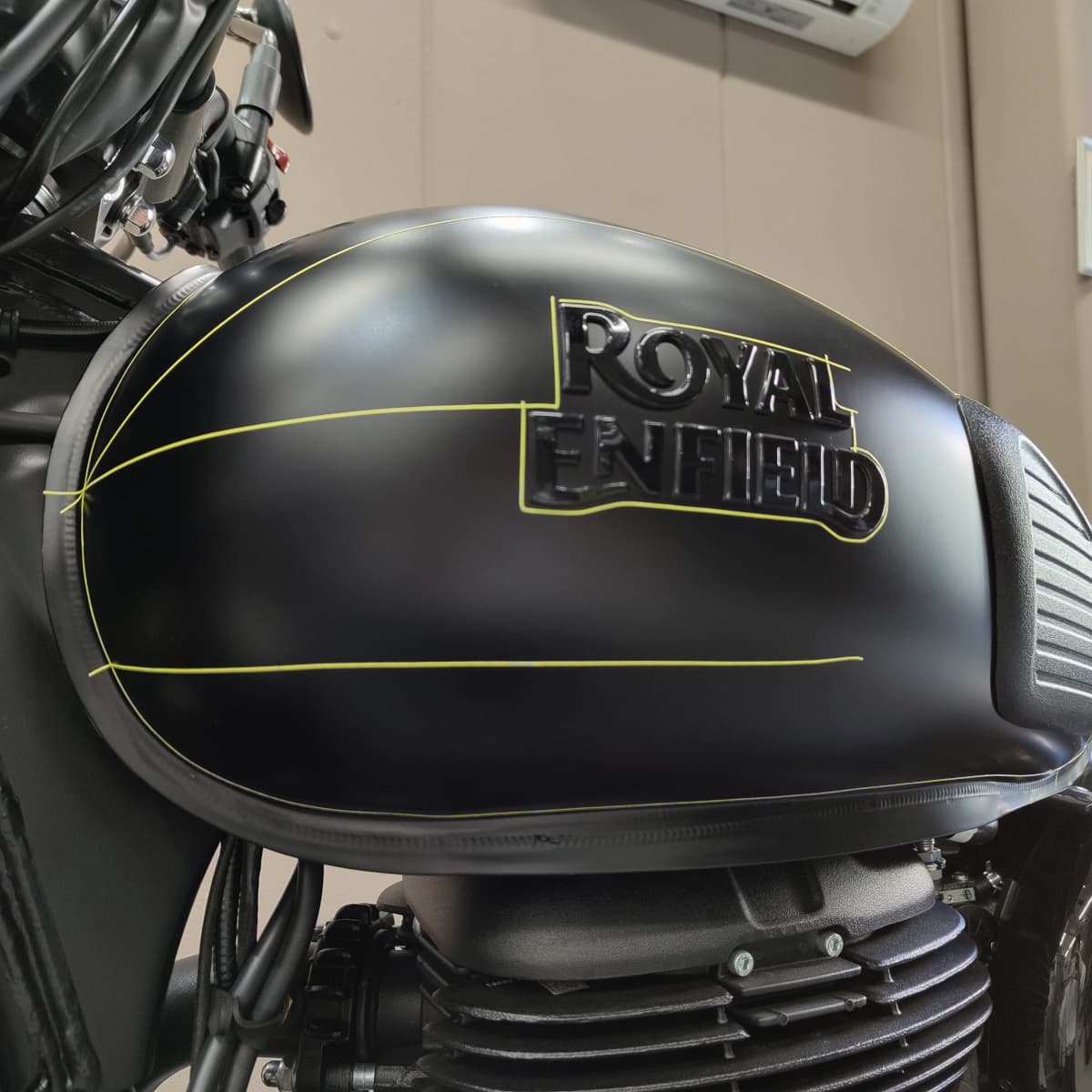 ROYAL ENFIELD CLASSIC 350のタンクのPPF施工（ペイントプロテクションフィルム施工）のためにマスキングテープで目印をつけている様子