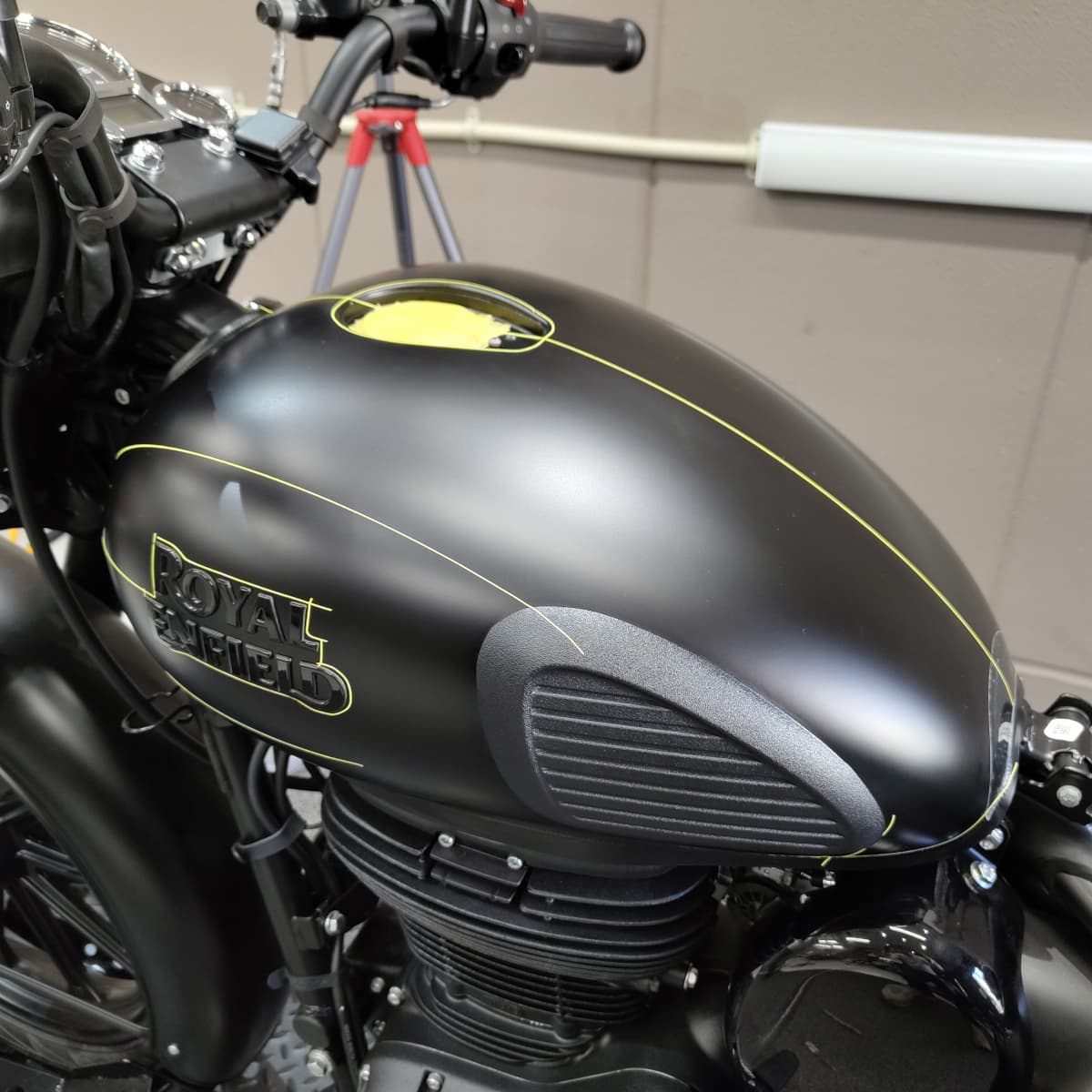 ROYAL ENFIELD CLASSIC 350のタンクをPPF施工(ペイントプロテクションフィルム施工)の切れ目箇所
