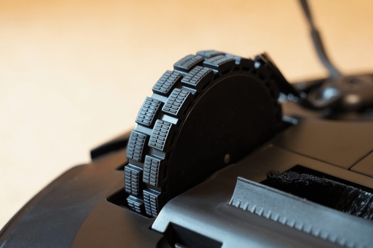 ロボット掃除機 Tapo RV30 Max Plusのタイヤ　出した状態
