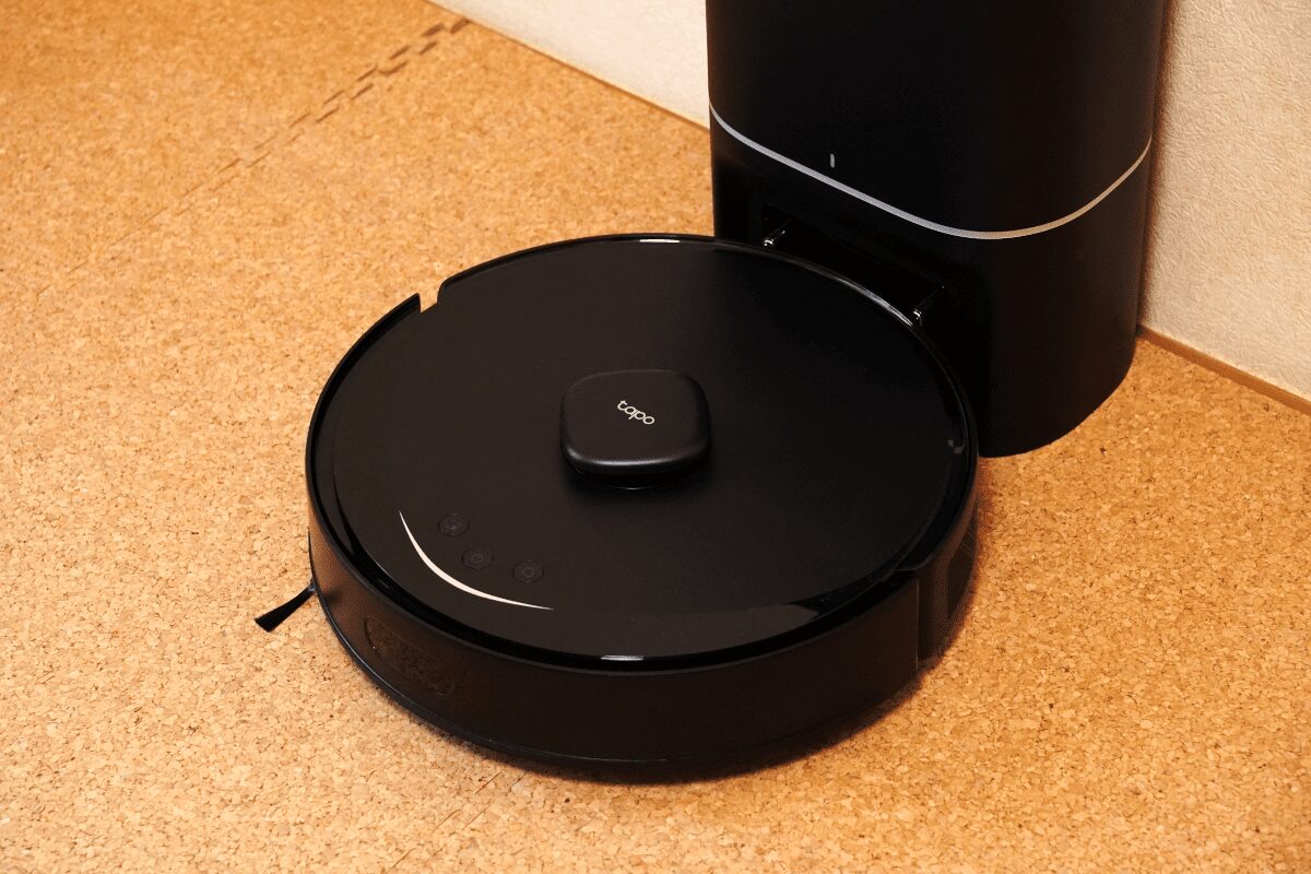 ロボット掃除機 Tapo RV30 Max Plusの本体とダストボックス